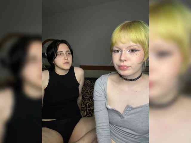 AliceAndMia live couple cam on bongacams
