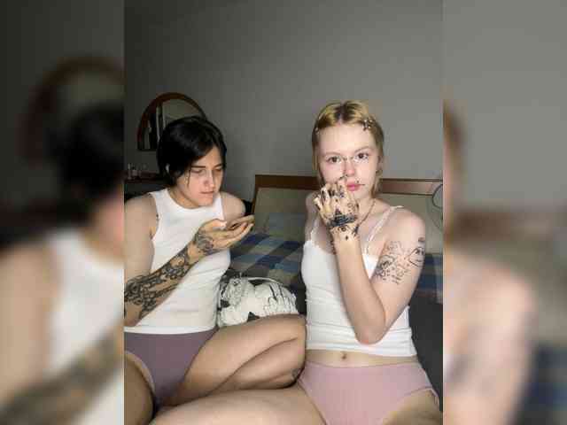 AliceAndMia webcam