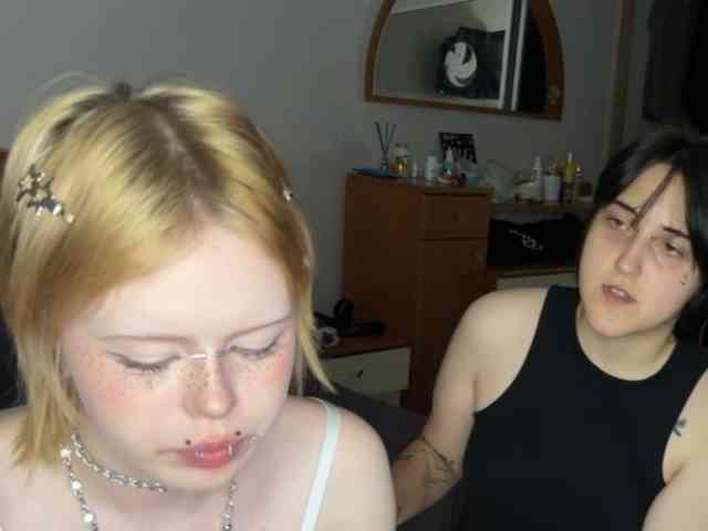 AliceAndMia webcam