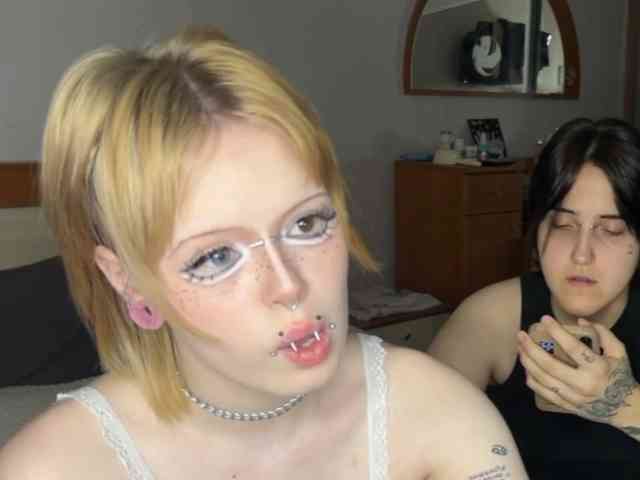 AliceAndMia webcam