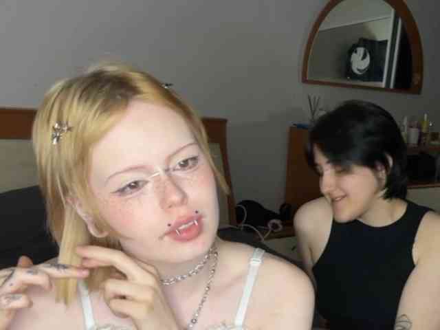 AliceAndMia webcam