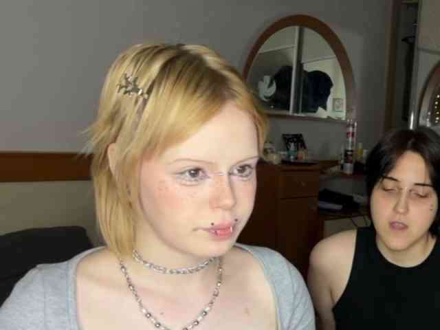 AliceAndMia webcam