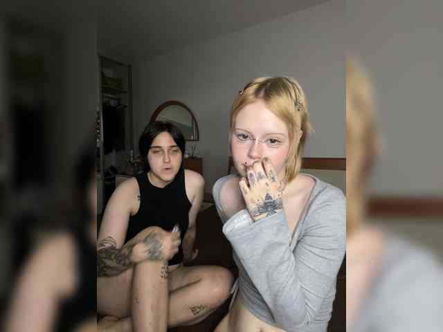 AliceAndMia webcam