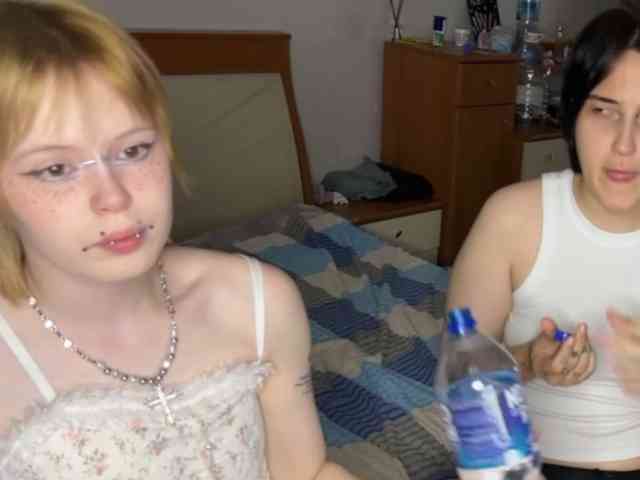 AliceAndMia webcam