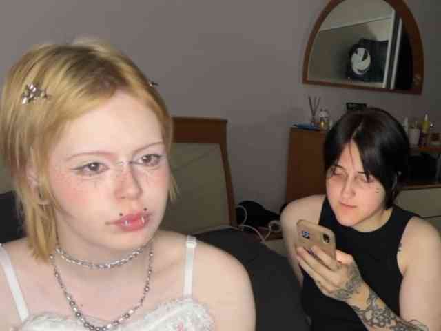 AliceAndMia webcam