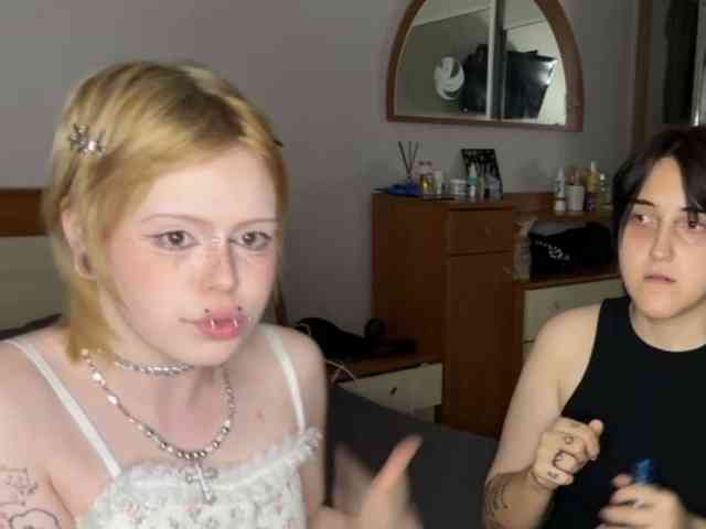 AliceAndMia webcam