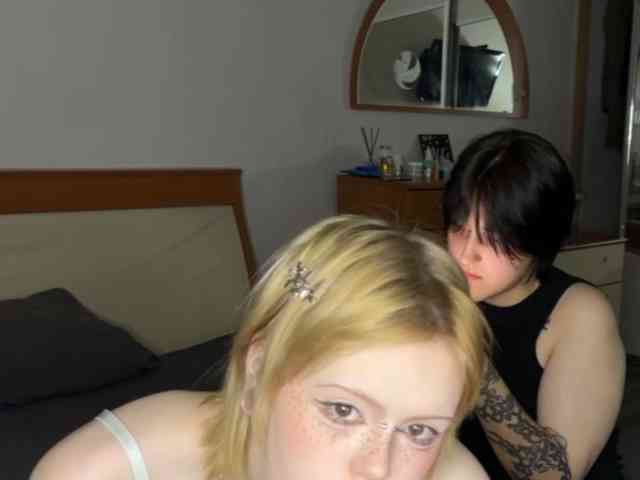 AliceAndMia webcam