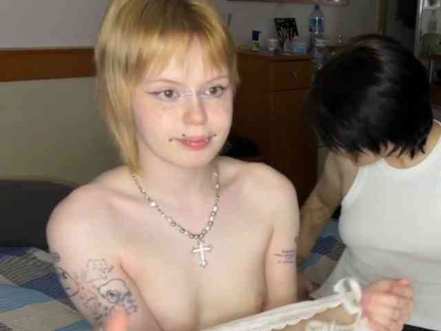 AliceAndMia webcam
