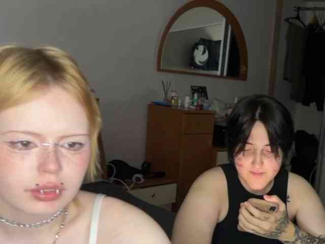 AliceAndMia webcam