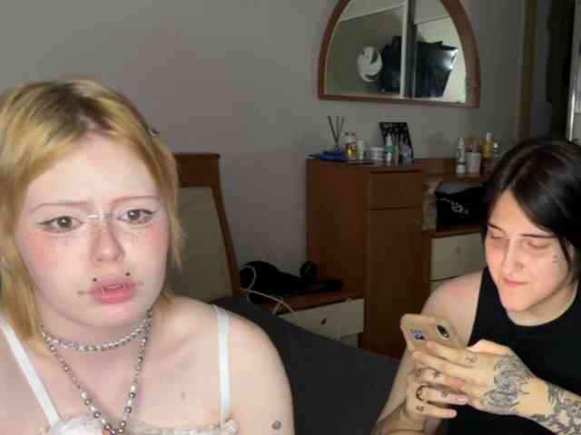 AliceAndMia webcam