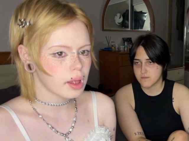 AliceAndMia webcam