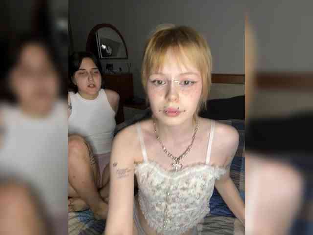 AliceAndMia webcam