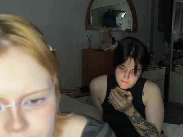 AliceAndMia webcam