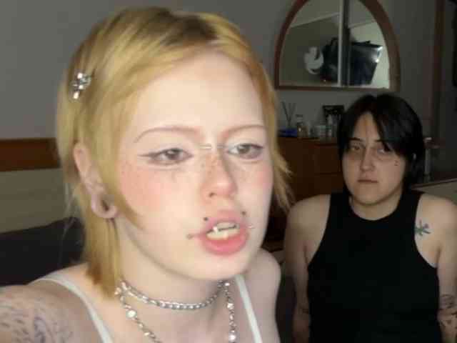 AliceAndMia webcam