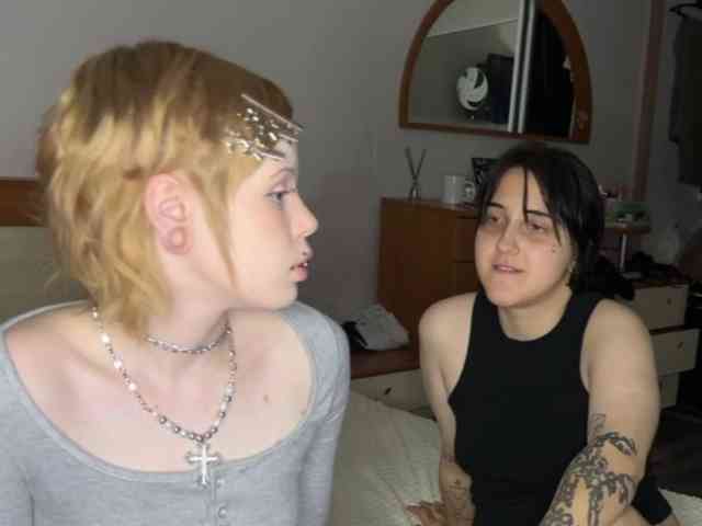 aliceandmia's live room