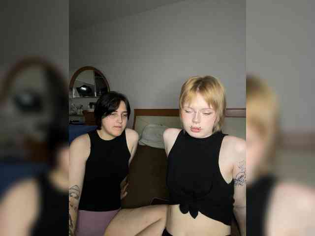 AliceAndMia webcam