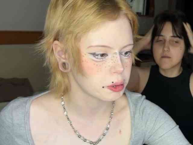AliceAndMia webcam