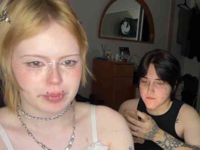 AliceAndMia webcam
