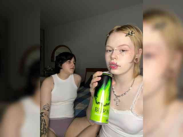 AliceAndMia webcam