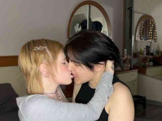 AliceAndMia webcam