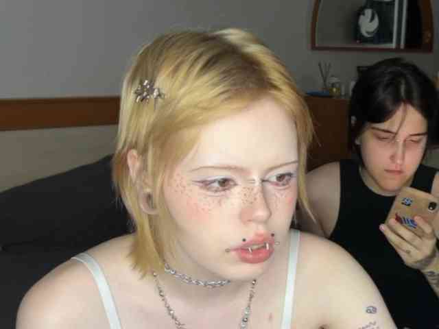 AliceAndMia webcam