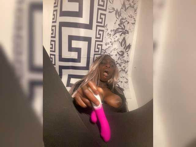 Alexismerton1 live cam on BongaCams