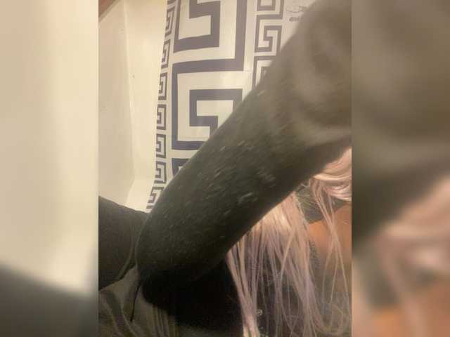 Alexismerton1 live cam on BongaCams