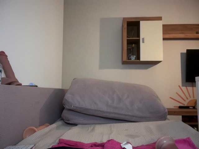 MoonieBlue live cam preview
