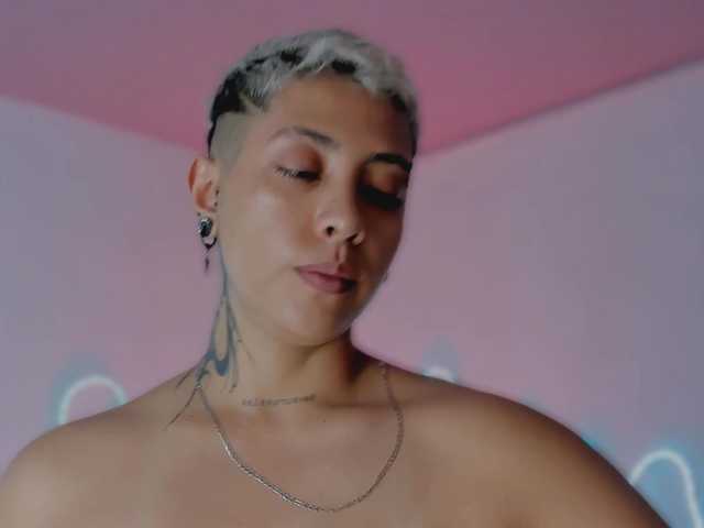 Aleja1214 live cam on BongaCams
