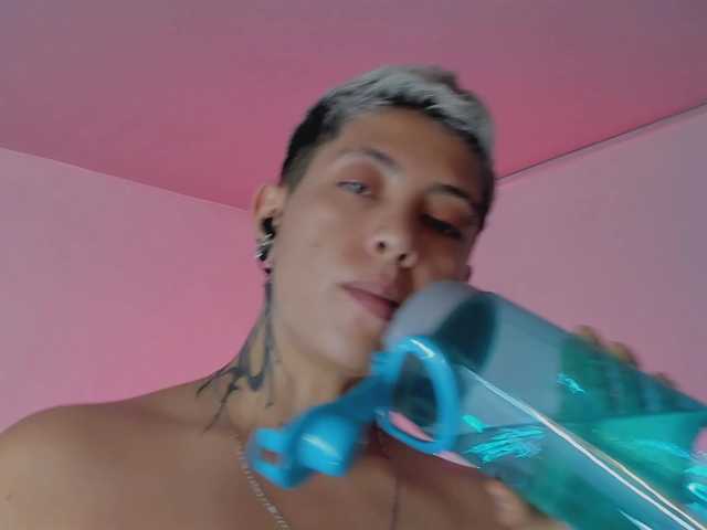 Aleja1214 live cam on BongaCams