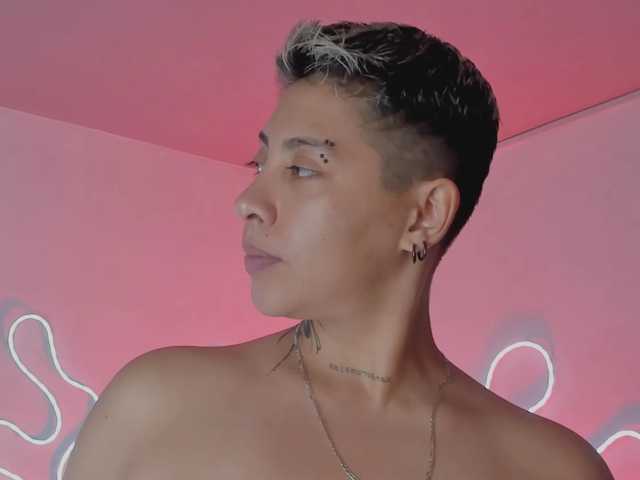 Aleja1214 live cam on BongaCams
