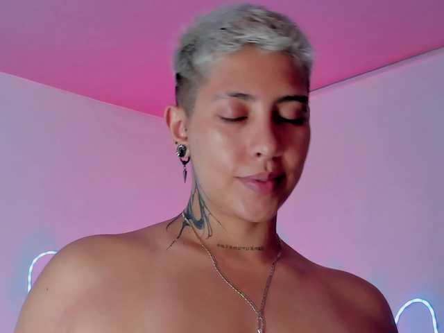 Aleja1214 live cam on BongaCams