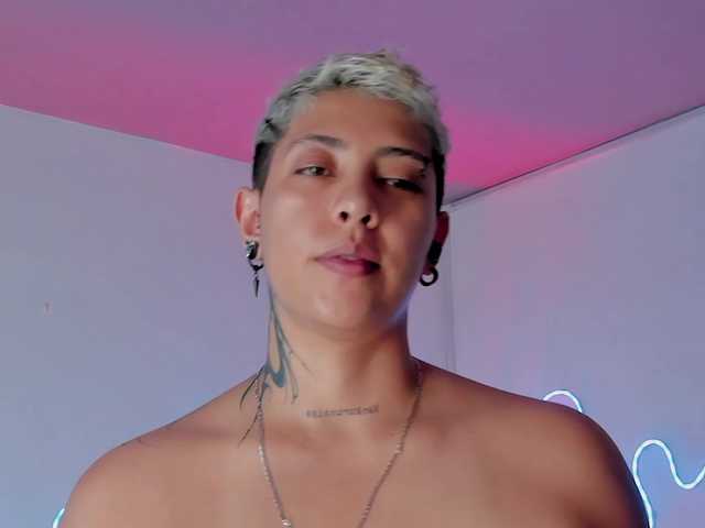 Aleja1214 live cam on BongaCams