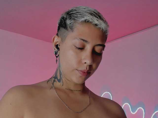 Aleja1214 live cam on BongaCams