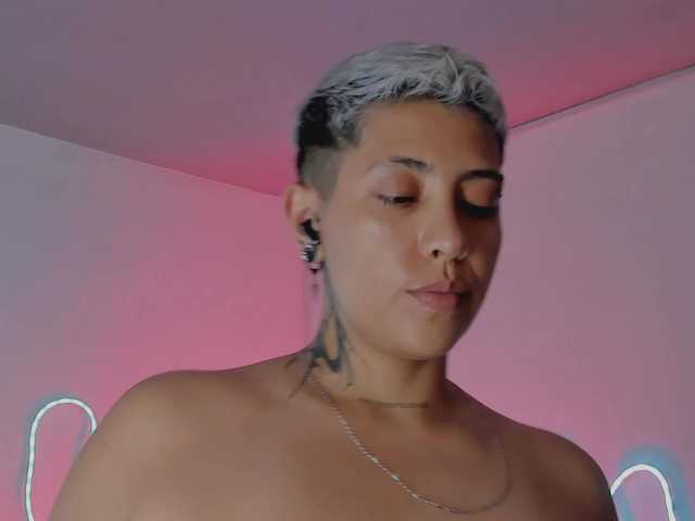 Aleja1214 live cam on BongaCams