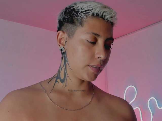 Aleja1214 live cam on BongaCams