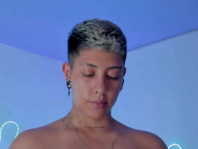 le modèle Aleja1214 est en webcam porno dans un show sur le site bongacams, il possède les tags suivants: Latino/Hispanic,Blonde,Shaved