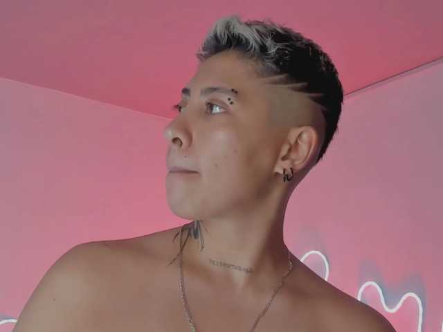 Aleja1214 live cam on BongaCams