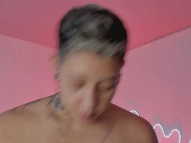 Aleja1214 live cam on BongaCams