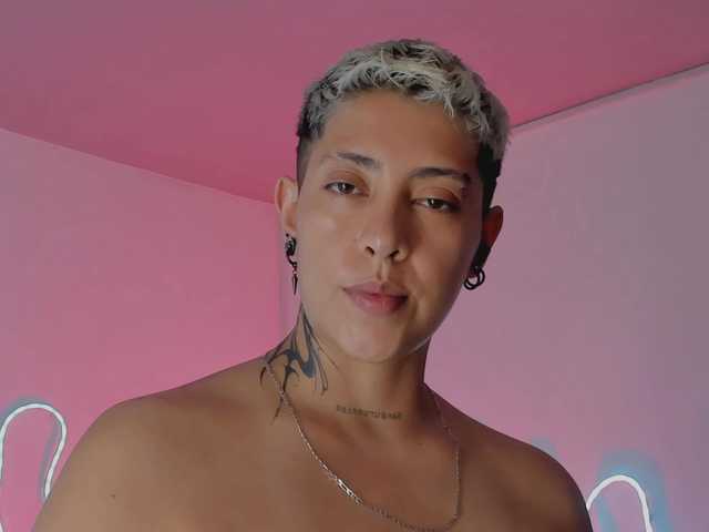 Aleja1214 live cam on BongaCams