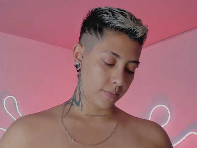 Aleja1214 live cam on BongaCams
