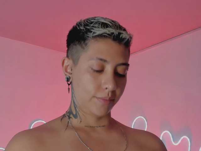 Aleja1214 live cam on BongaCams