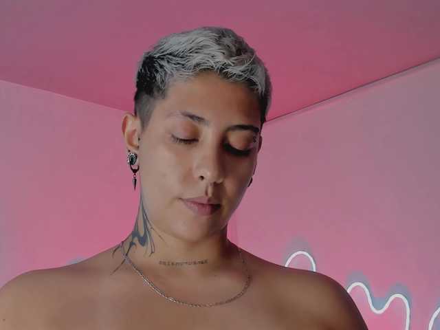 Aleja1214 live cam on BongaCams