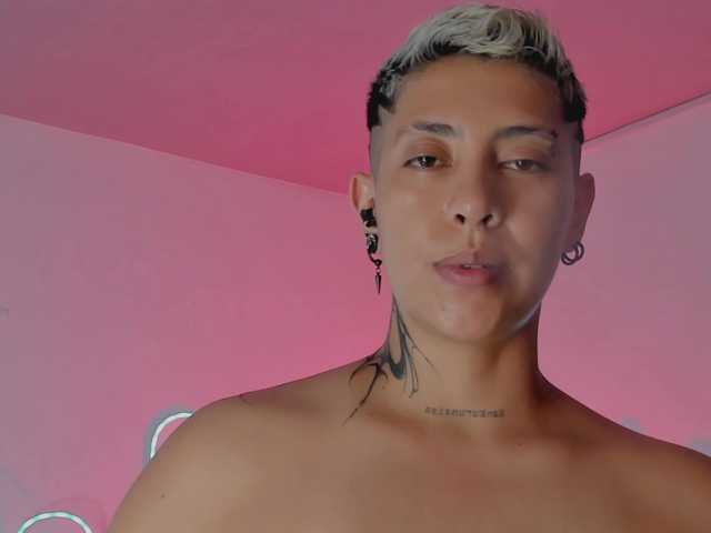 Aleja1214 live cam on BongaCams