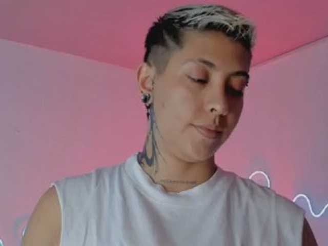 Aleja1214 live cam on BongaCams