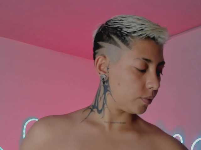 Aleja1214 live cam on BongaCams