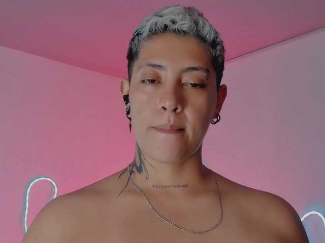 Aleja1214 live cam on BongaCams