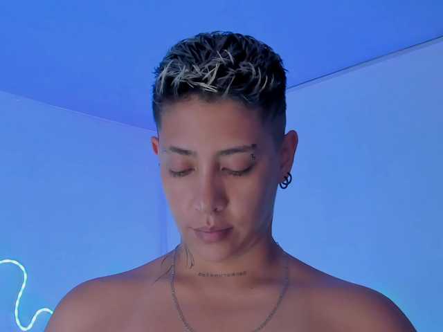Aleja1214 live cam on BongaCams
