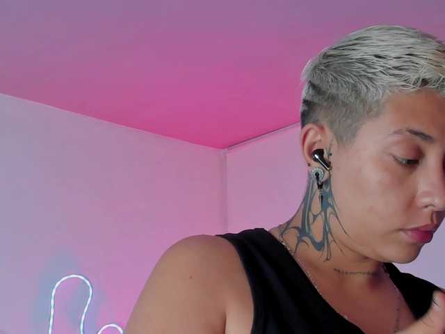 Aleja1214 live cam on BongaCams