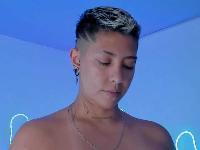Aleja1214 live cam on BongaCams
